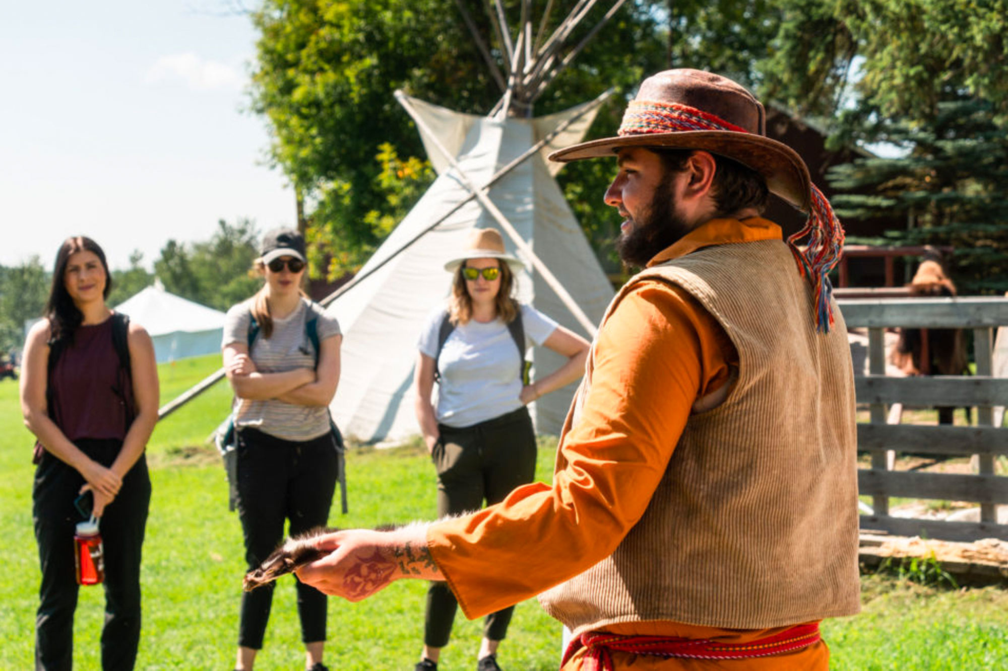 Toeristen bezoeken het culturele centrum Métis Crossing | © Explore Edmonton